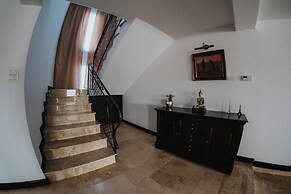 Carla Residence