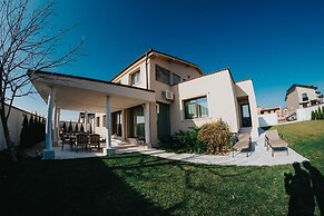 Carla Residence