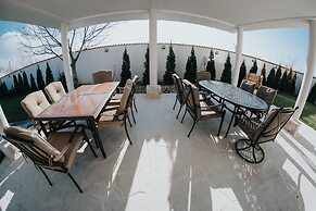 Carla Residence