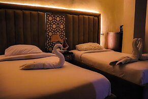 Golden Pyramids Inn
