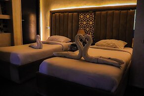 Golden Pyramids Inn