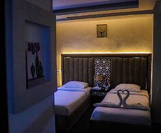 Golden Pyramids Inn