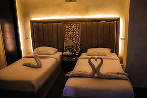 Golden Pyramids Inn
