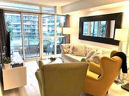 Toronto Downtown Suites CN Tower View