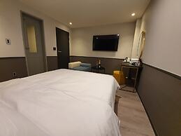 Brown-Dot Hotel