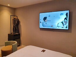Brown-Dot Hotel