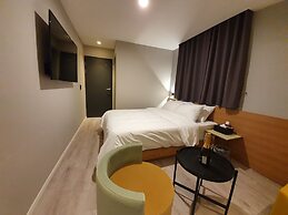 Brown-Dot Hotel