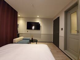 Brown-Dot Hotel