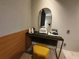Brown-Dot Hotel