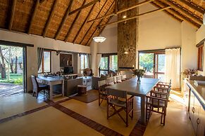 Leopard's Lair Bush Lodge