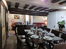 Cotswolds Valleys Accommodation-Med Hall