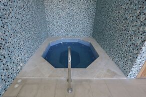 3-bedroom Apartment With Pool, Gym & Jacuzzi