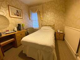 OYO Lamphey Hall