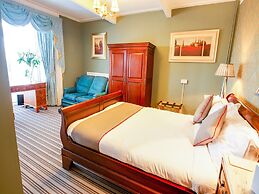 OYO Lamphey Hall