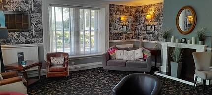 OYO Lamphey Hall
