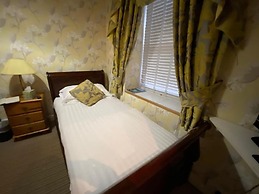 OYO Lamphey Hall