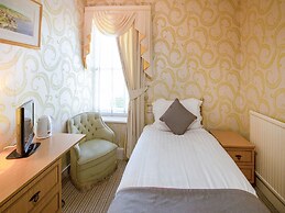 OYO Lamphey Hall