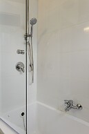 1 Bedroom Apartment With Balcony
