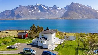 Private Cozy House by the Fjord