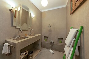 Riad Le J