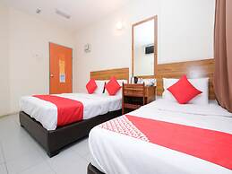 OYO 89877 Sun Triang Hotel