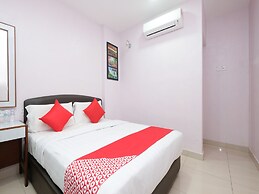 OYO 89877 Sun Triang Hotel