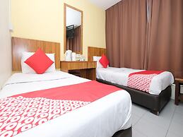 OYO 89877 Sun Triang Hotel
