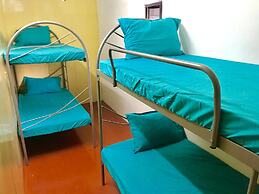 B&L Islanders Inn - Hostel