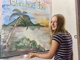 B&L Islanders Inn - Hostel