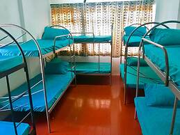 B&L Islanders Inn - Hostel