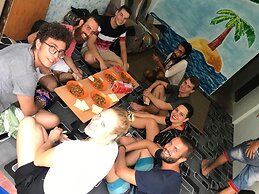 B&L Islanders Inn - Hostel