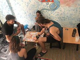B&L Islanders Inn - Hostel