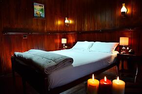 Premium Luxury Houseboat