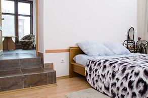 Domino - Hostel