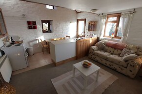 Inviting 2-bed Cottage in Newcastle Emlyn