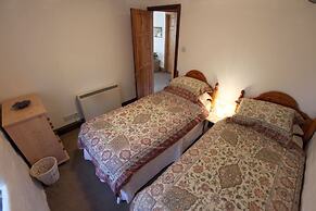 Inviting 2-bed Cottage in Newcastle Emlyn