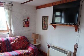 Inviting 2-bed Cottage in Newcastle Emlyn