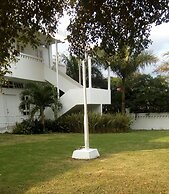 Cul-De-Sac Crib