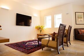 Modern & Stylish 3BR Apt With Balcony