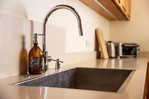 Modern & Stylish 3BR Apt With Balcony