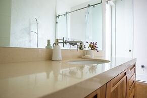 Modern & Stylish 3BR Apt With Balcony