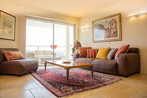 Modern & Stylish 3BR Apt With Balcony