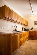 Modern & Stylish 3BR Apt With Balcony