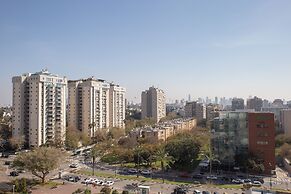 Modern & Stylish 3BR Apt With Balcony