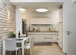 Contemporary & Texture-Rich Hideaway