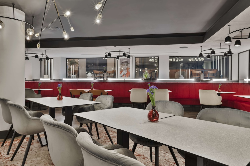 Radisson RED Hotel London Heathrow