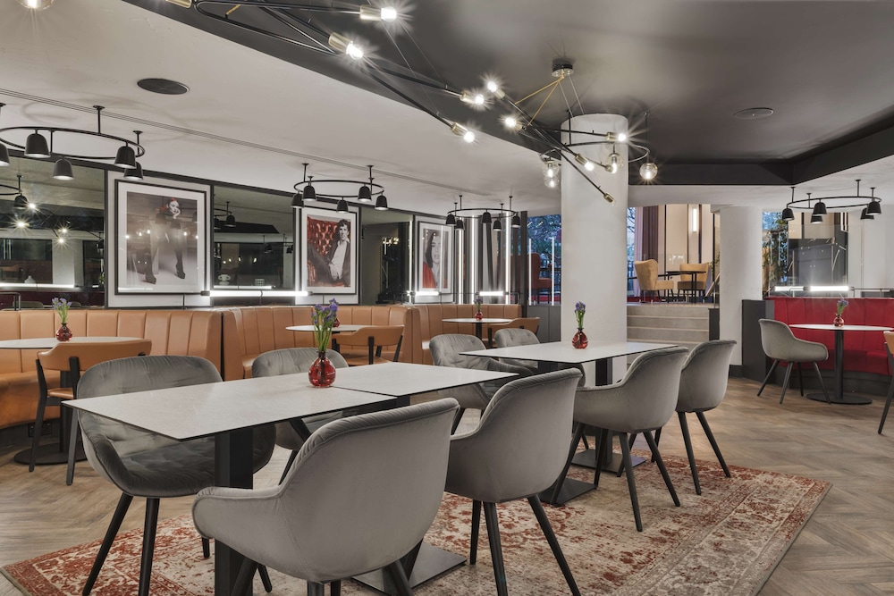 Radisson RED Hotel London Heathrow