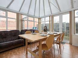 My-Places Elegant 6 Bed Town House - 68