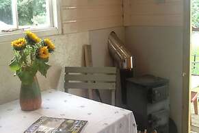 1bed Cabin Sleeps 2- Parking,fireplace,garden,pets