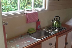 1bed Cabin Sleeps 2- Parking,fireplace,garden,pets